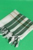Weiß und Waldgrün im Softkikoy-Schal